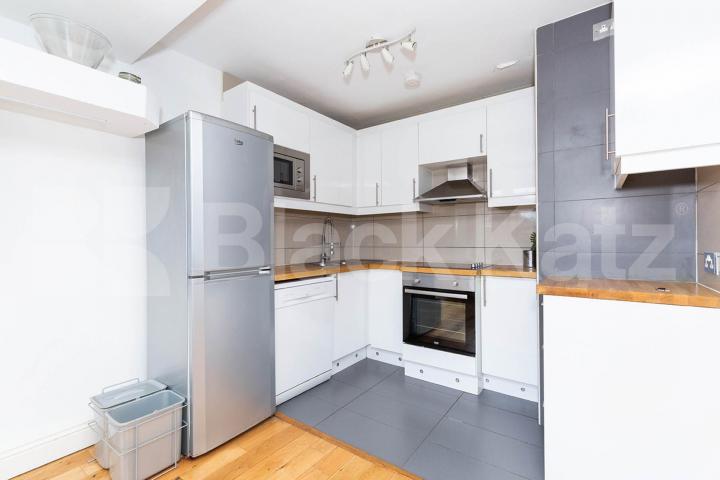 Split level 4 bedroom 2 bedroom property located in Hoxton Weymouth Terrace , Hoxton